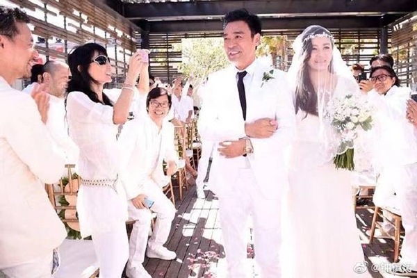 锺镇涛晒出7年前再婚照片，当时大批港星盛装出席婚礼。