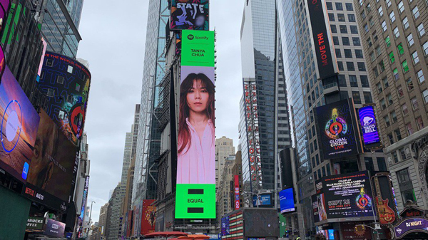 蔡健雅登上美国纽约时代广场巨幅LED，直言好想哭。