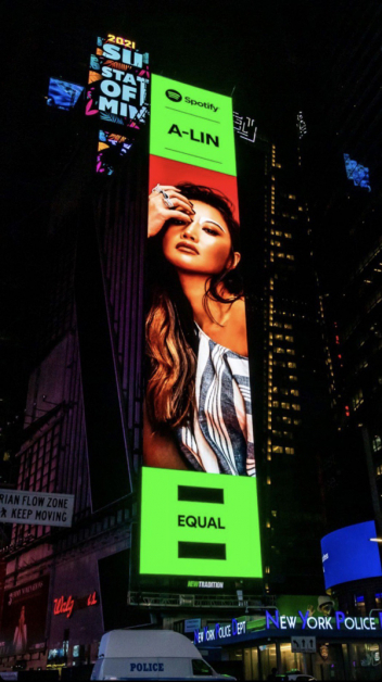 A-Lin登上美国纽约时代广场巨幅LED，打趣有种“出国比赛”的感觉。