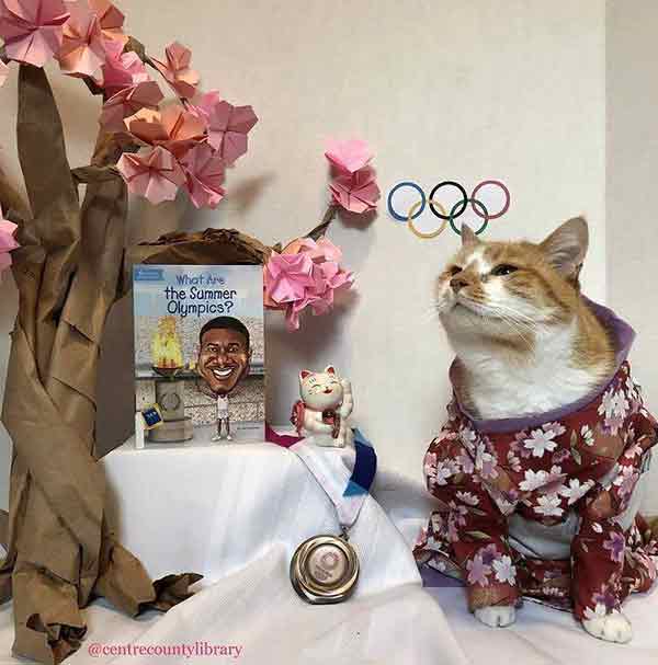 “霍拉提奥”穿上满是樱花的日本和服，以推荐有关奥运的书籍。