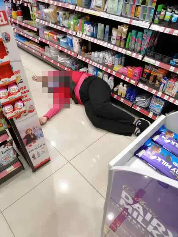 便利店女职员胃痛晕倒在店里。
