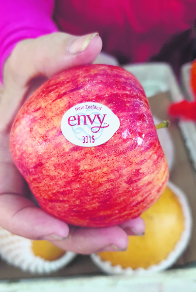 Envy曾在三十多種蘋果中，脫穎而出成為“最受美國人喜愛蘋果”冠軍，果肉緊實不硬，高甜度、口感脆多汁，以及抗氧化能力佳不易變色，即使剖開後擺放，半小時內都不會變黃。