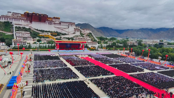 中国西藏各族各界干部群众2万多人，周四（19日）欢聚在拉萨布达拉宫广场，热烈庆祝西藏和平解放70周年。