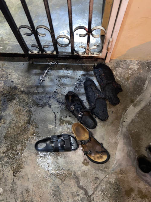 凶徒第一次纵火时，烧坏门前的鞋子。