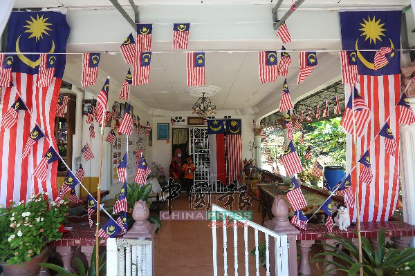 其住家入口处也张挂无数的旗帜，几乎没有一个角落是没有挂上国州旗的。