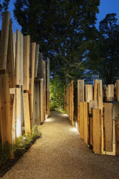 晚上，这座别样的公厕会散发柔和的灯光，与公园的树木融为一体。