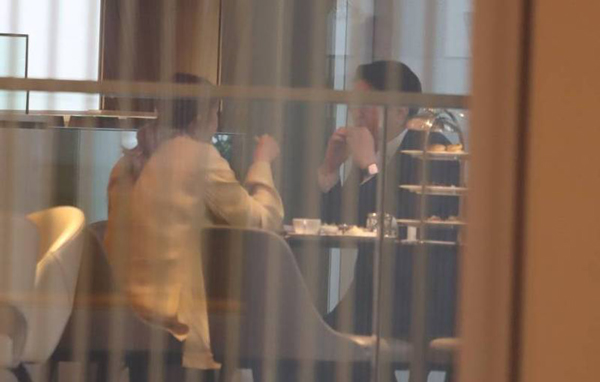 徐子淇（左）和富豪老公李家诚大啖下午茶被港媒目击。