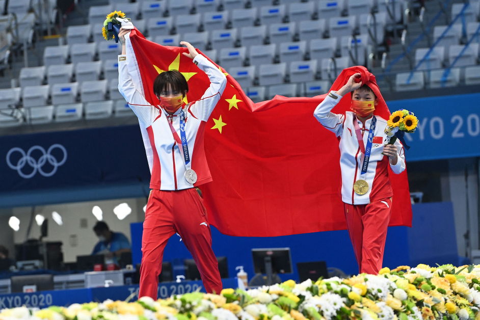 陈芋汐（左）与全红婵这两位小姑娘，在高台跳水，展示雄厚的实力。（法新社）