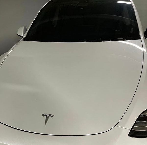 东尼的白色Tesla Y。