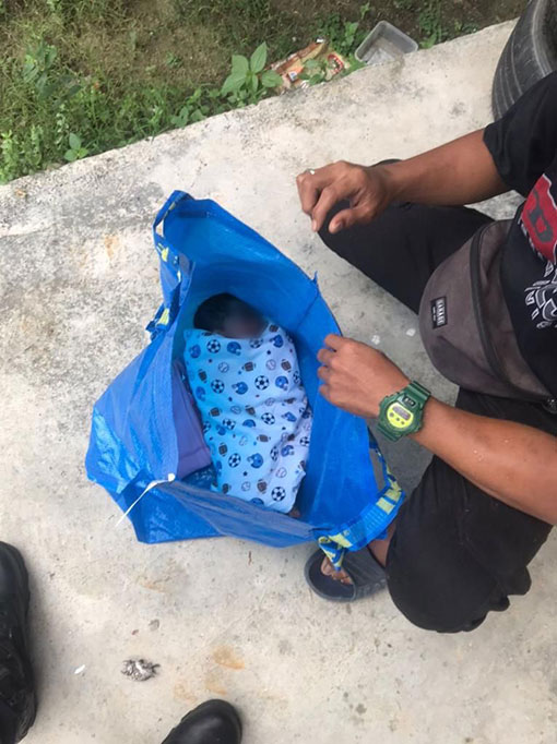 男婴被放进一个袋子后丢弃。