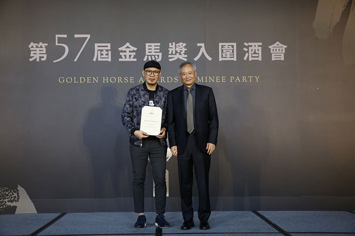 张吉安（左起）从国际知名导演李安手中，接获国际影评人费比西奖殊荣。