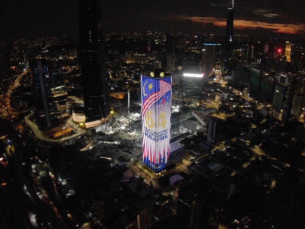 天成大厦披上“国庆节新装”，照亮入夜后的吉隆坡，与全民共庆马来西亚独立64周年。