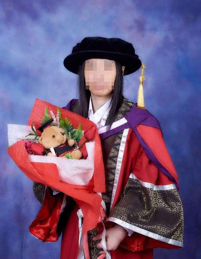 透过游览该女顾客的脸书账号,沙鲁丁依斯迈发现该名女子拥有博士学位,也是金宝一所大学的讲师。