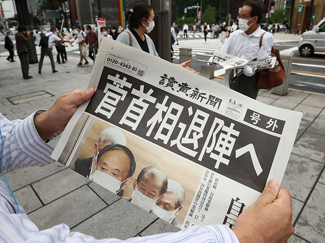 日本媒体封面报导首相菅义伟“退阵”。（法新社）