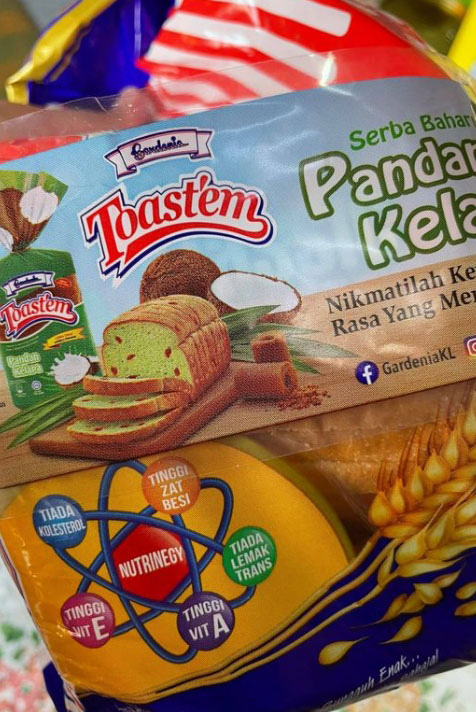 Gardenia在原口味白面包的包装上贴上宣传标签，导致一些民众摆乌龙买错产品。
