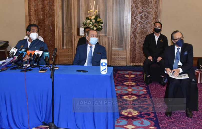 凯里（左）、哈芝芝和马西迪曼俊召开联合记者会。