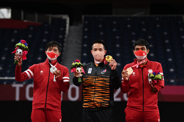 谢儮好（中）夺金，印尼头号种子蒂瓦（左）与苏约分夺银牌与铜牌。（马新社）