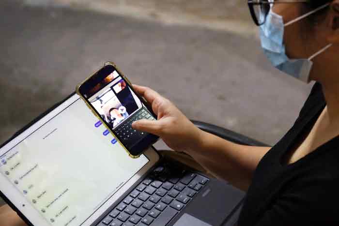 陈太太向记者展示女儿与Gojek司机的聊天记录，以及对方与他们视频通话时的截图。