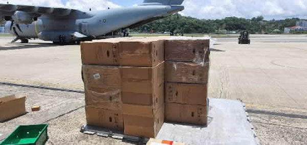 大马皇家空军的运输机帮忙运送抗疫医疗物资给沙巴。