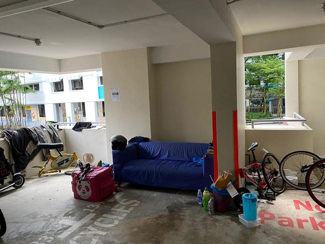 居民投诉停车场角落竟然堆放沙发等杂物。（受访者提供）