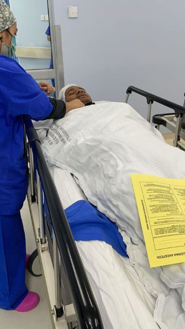 纳兹鲁透过面子书张贴自己因疝气在医院接受手术的照片。（取自纳兹鲁面子书）