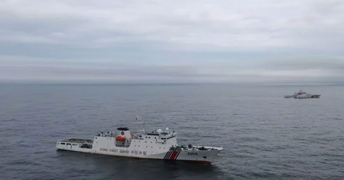 8月18日在北太平洋公海，由无人机拍摄的由中国海警局“衢山舰”（左）和“海门舰”组成的舰船编队。