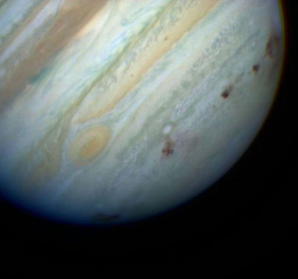 1994年彗星撞击木星后，在木星的部分表面留下多道“伤痕”。