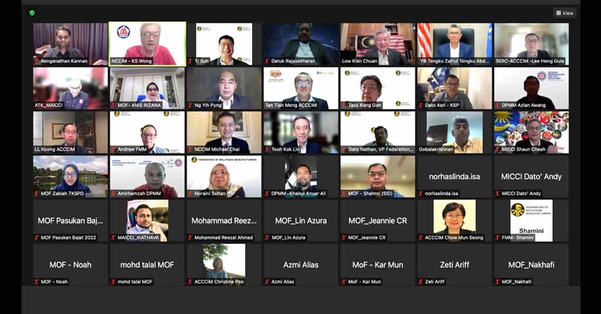 东姑扎夫鲁(第一排右2起)与卢成全率领的全国总商会通过视讯会议,讨论2022年财政预算案。