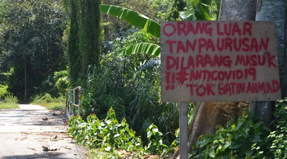 直望甘榜阿依杜顺原住民竖立告示牌，禁止没有要事的民众不得进入村内。（图取自《今日马六甲》）