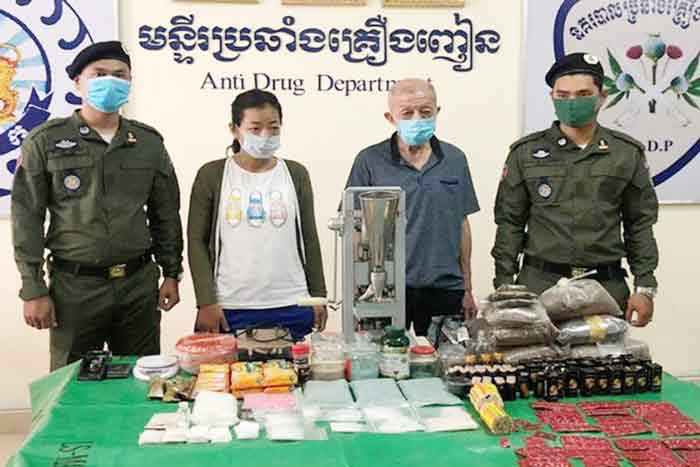 纪明华（右2）和一名柬埔寨女子在去年3月被捕，执法人员起获约1.5公斤的各类毒品。（取自《金边邮报》网站）