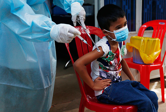 柬埔寨儿童周五在金边接种科兴疫苗。（欧新社）
