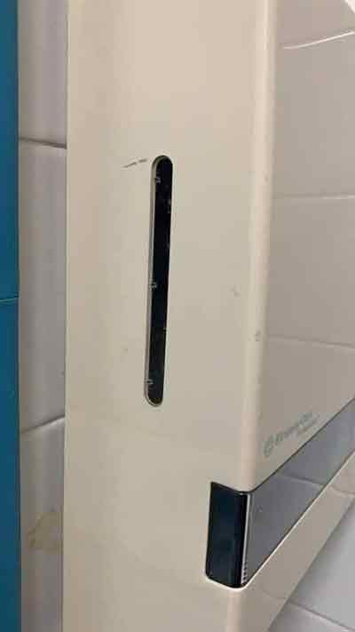 护士揭发浴室墙上的纸巾盒，藏有可疑电子设备。（取自面子书专页Info Santai Anak Utara）