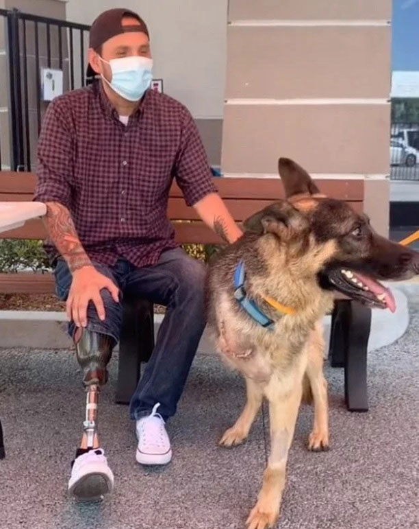 退伍军人欧洛可和狗狗肯恩，都相同失去一条腿。