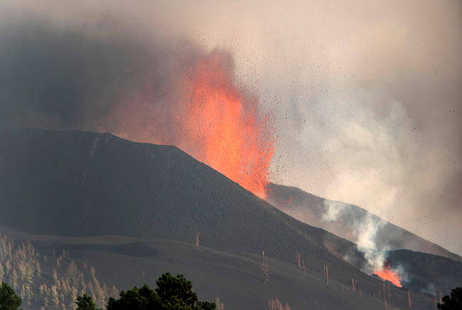 拉帕尔马岛老昆布雷火山周六持续喷发，还出现新破口。（欧新社）