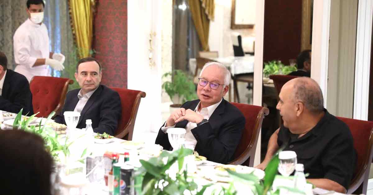纳吉（中）在选区派发援助后，获卡达尔驻我国大使邀请，与其他外国驻马大使和最高专员共进晚餐。
