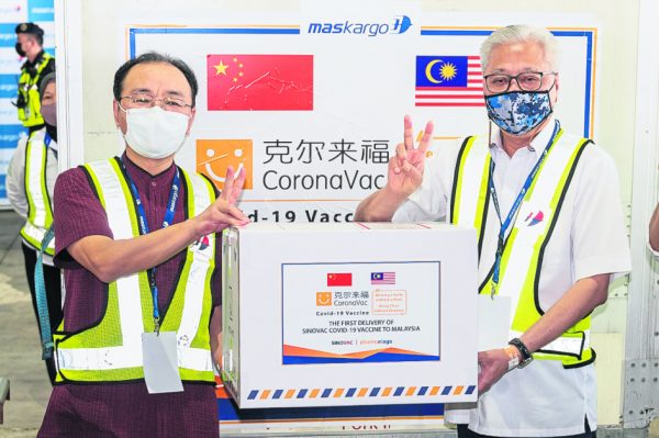 今年2月27日，北京科興中維生物技術生產的首批200升新冠疫苗半成品運抵吉隆坡國際機場，正式交付發馬公司。歐陽玉靖大使向時任高級部長的依斯邁像征性移交了疫苗樣品。