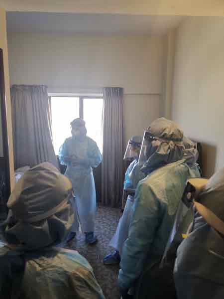 中医团队在中心内与患者进行交流，了解患者的情况。