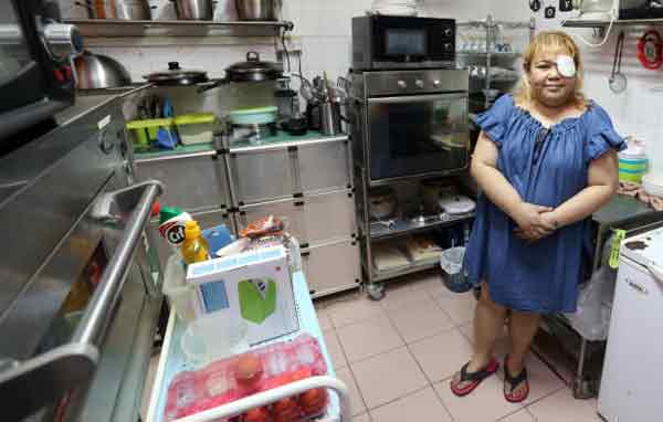 江美玲自学烘焙，居家做烘焙蛋糕与酥饼赚取生活费。