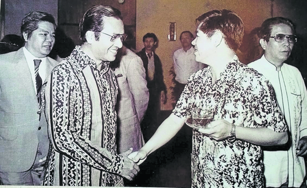 1980农历新年，作者（右）在马华公会总部和时任首相马哈迪握手言欢，左为马华代总会长梁维泮。