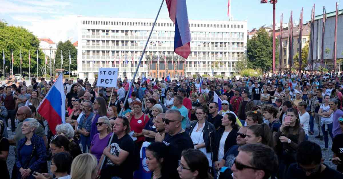 一些示威者周三在斯洛文尼亚首都卢布尔雅那，聚集示威抗议，反对疫苗。美联社