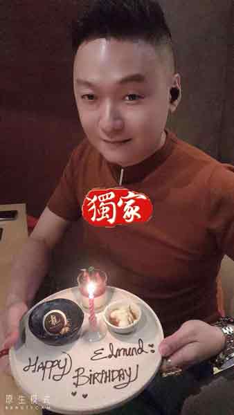 李文俊患癌前，开心和家人共庆生日。（家人提供）
