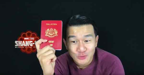 钱信伊在影片中晒出大马护照，力证自己仍是大马公民。（取自大马漫威面书）