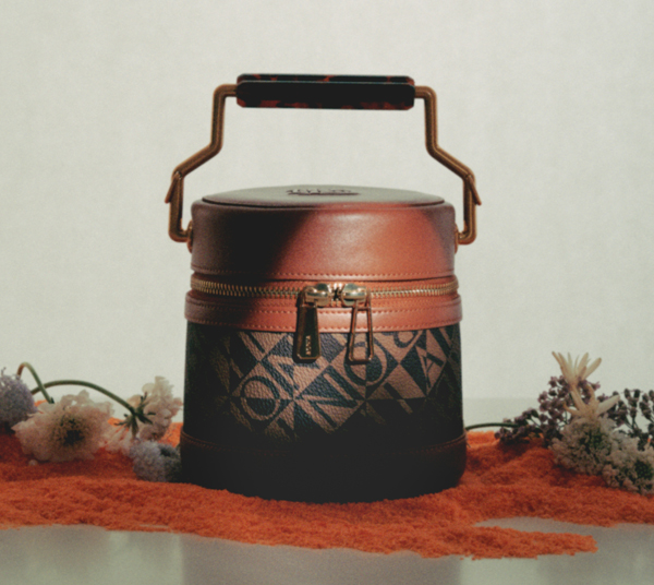 由传统水桶包“进化”的Ixora Tiffin，无论在配衬或是使用上都具有莫大优势，轻易满足各人需求。