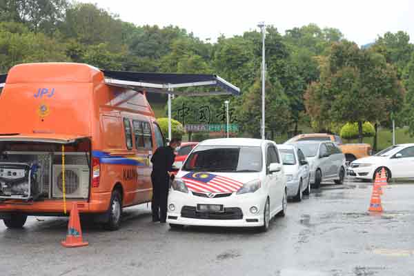 陆路交通局提供免下车柜台服务，让公众通过“得来速”（Drive-Thru）办理事务。
