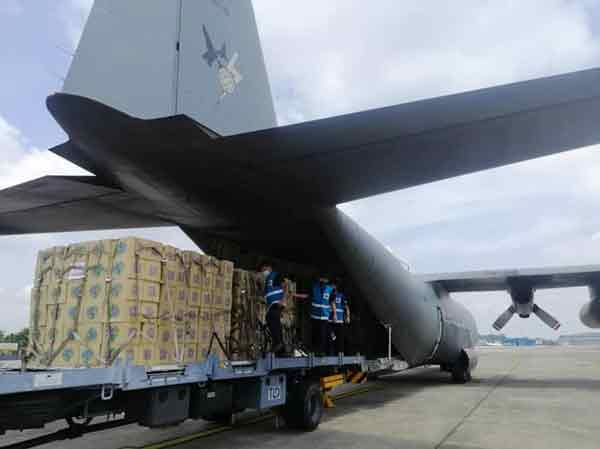 大马皇家空军协助将食物包运往沙巴，之后再派发给当地退伍军人。