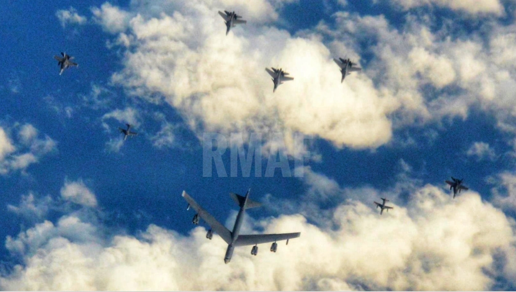 马美空军展开的“轰炸机演习”编队。