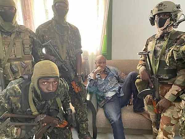几内亚总统孔戴（中）已被“叛军”扣押。
