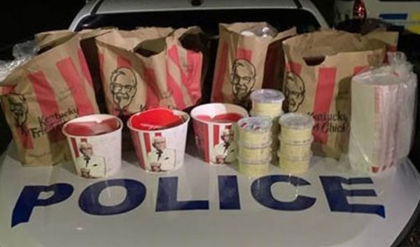 警方展示检获的快餐。