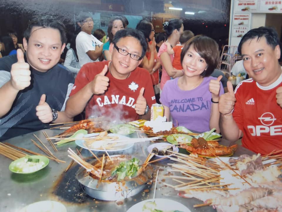 台湾美食节目“美食大三通”主持人詹姆士（左2起）及夏于乔曾到佳必多沙爹朱律用餐。 （图取自“佳必多沙爹朱律”面子书）