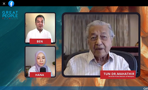 马哈迪（右）接受“Great People TV”主持人的直播访问。左上至下为本依布拉欣和哈娜。